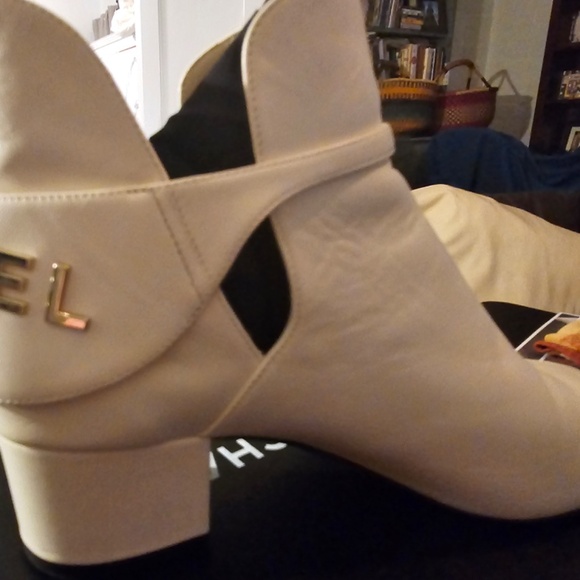 Chanel Ankle Boot Ivory/Black worn once 1575 new. 2022 year - Picture 5 of 16
